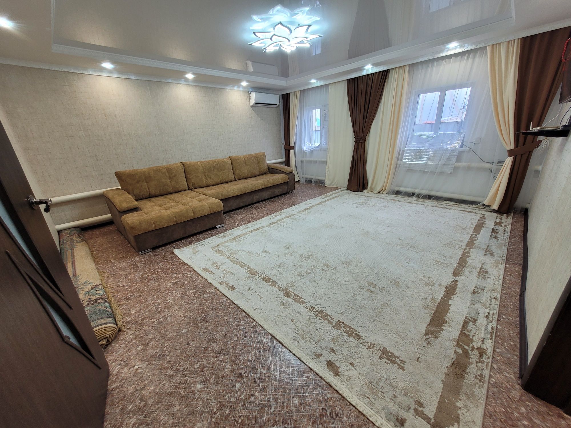 Срочно, торг. Продаётся частный дом в городе Аксай. Частично с мебелью