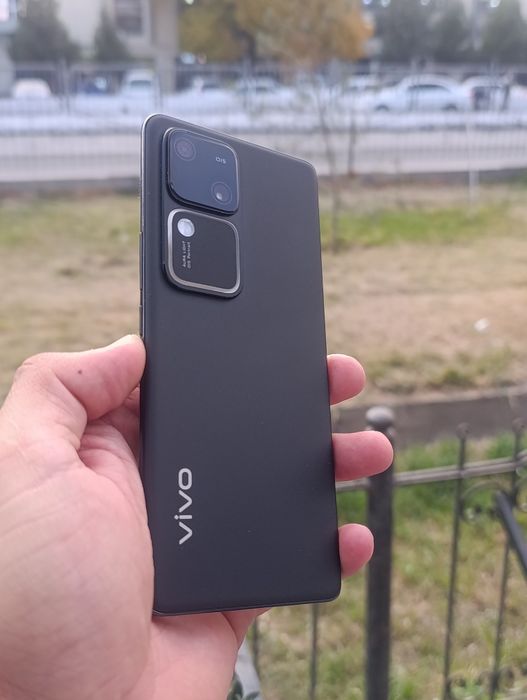 ViVo V30 256/12+12 srochna sotiladi