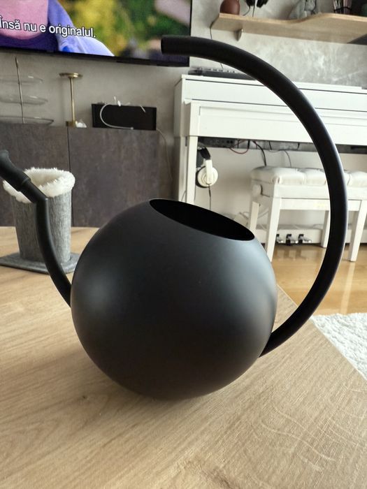 Stropitoare eleganta din  metal negru mat