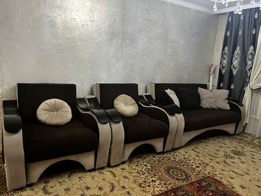 Продажа комплекта из дивана и 2 кресла