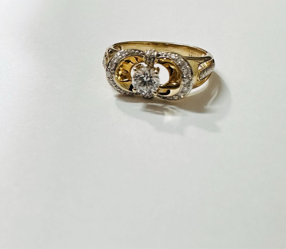 Продается золотое кольцо с бриллиантами