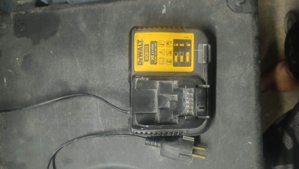 Зарядно устройство DeWALT DCB113, за Li-ion батерии 10