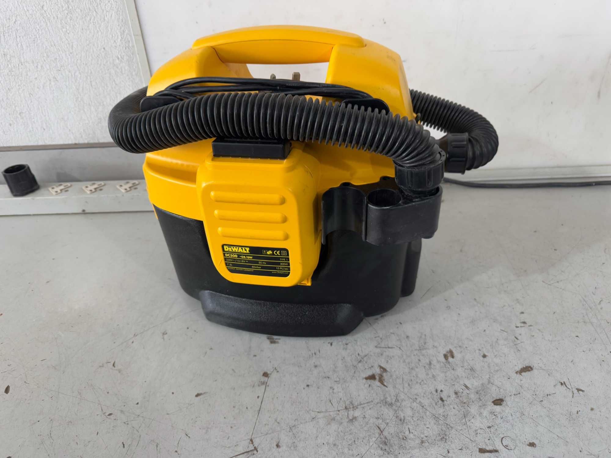 Прахосмукачка - Dewalt 300 W