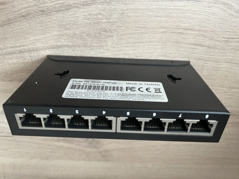 8 Port Nway 10/100Mbps switch / 8-портов суич