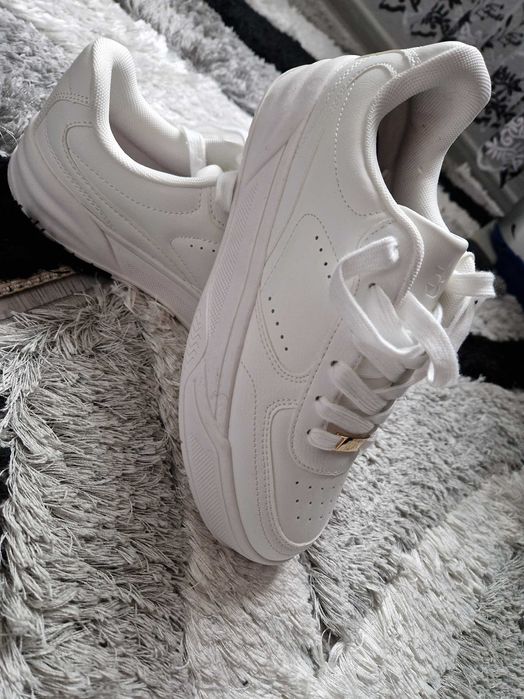 Bershka бели кецове