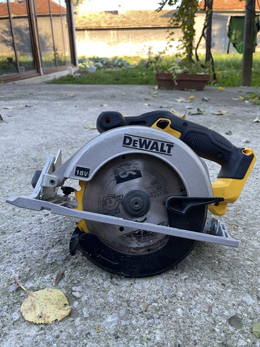Ръчен циркуляр DEWALT