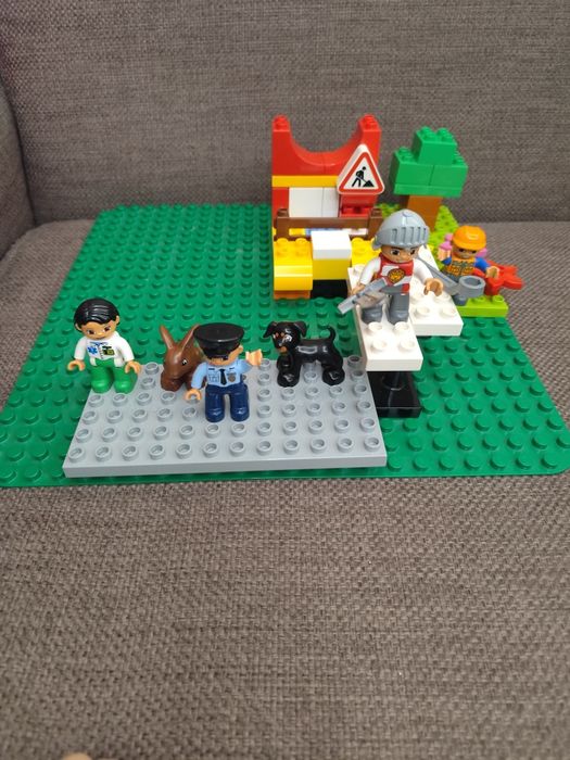 Лего Дупло плоча и частите към нея