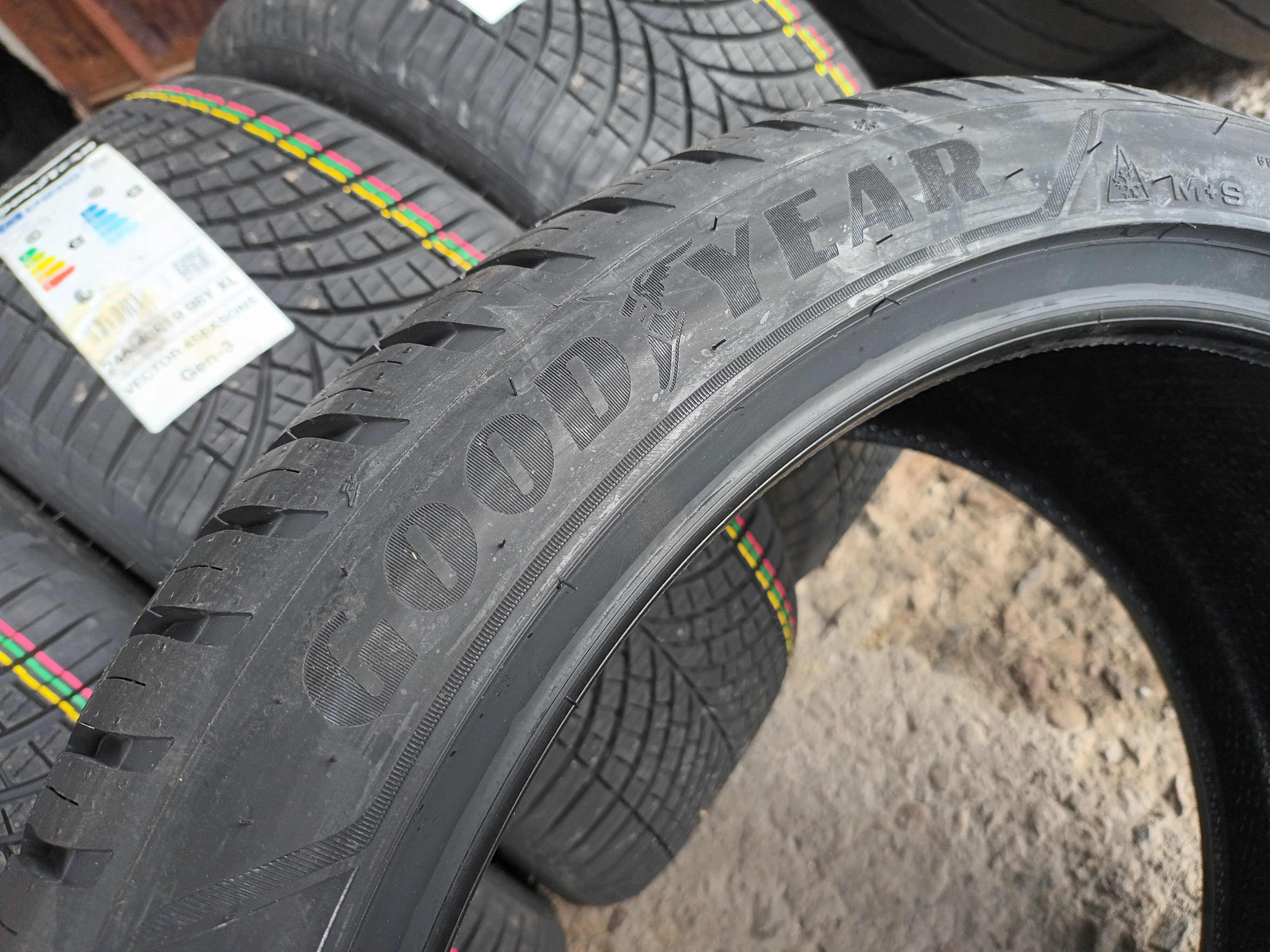 4 Нови всесезонни гуми 245/40 R19 Goodyear Vector 4Seasons Gen-3 98Y