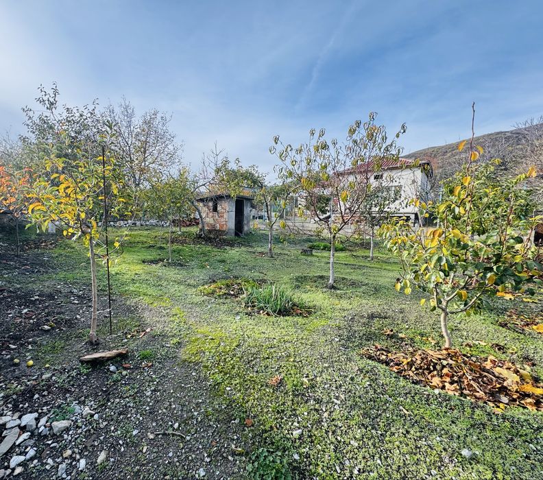 Продава се двуетажна къща в с. Ясеново