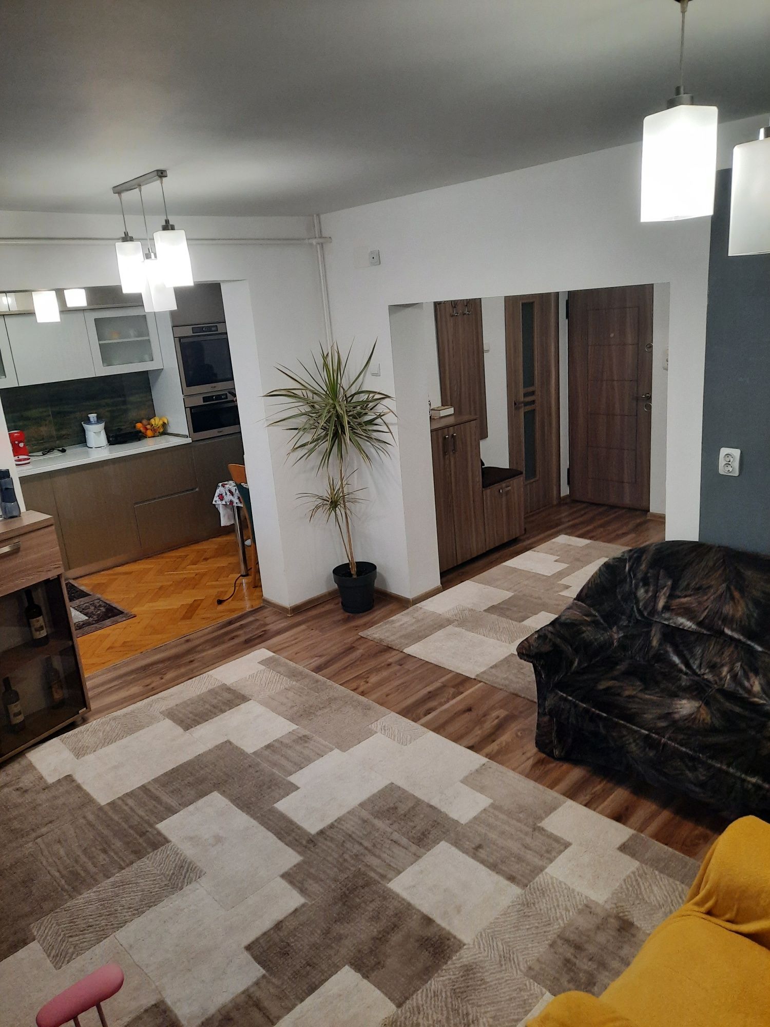 Vand apartament 4 camere decomandat,81 mp,zona Brazda