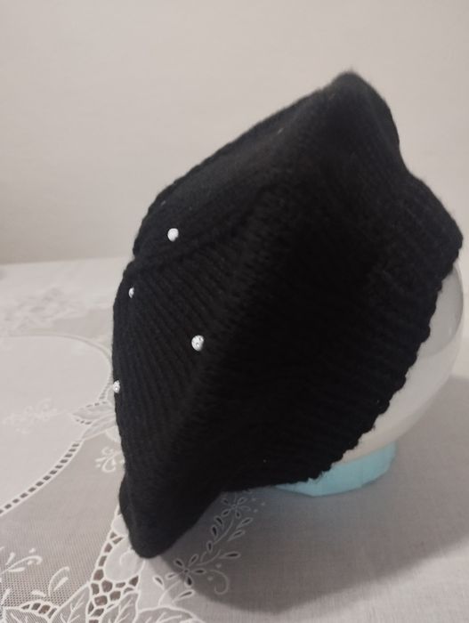 Ръчно плетени дамски шапки барети, тюрбани и бини