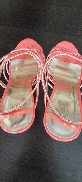 Sandale de dama roz purtate foarte putin Marimea 37