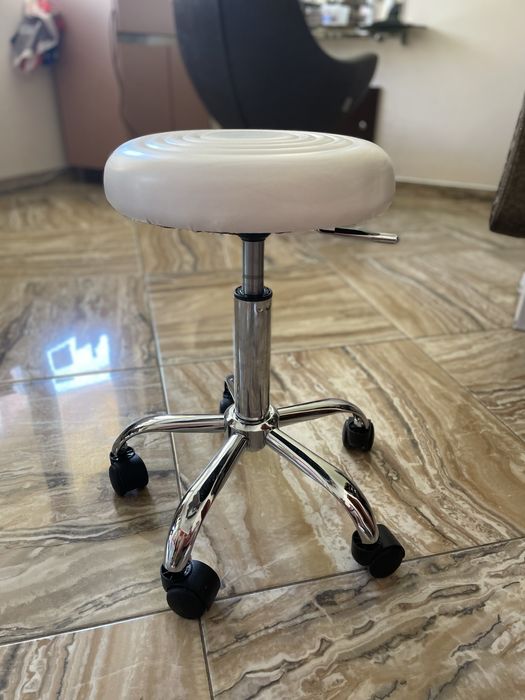 Козметична табуретка на колелца