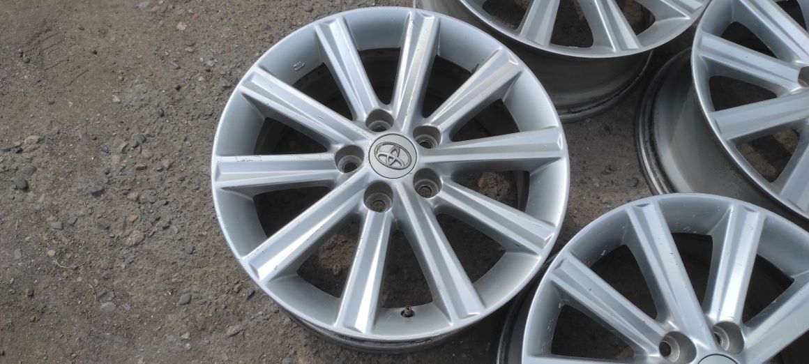 Комплект оригинальных дисков R17.  Toyota Camry