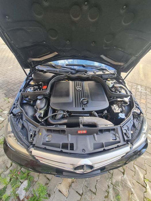 Mercedes C250 204cp cu cutie manuală.