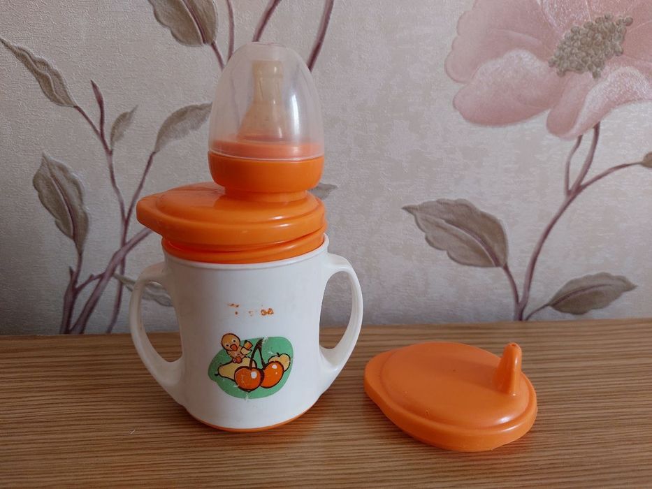 Поильник , соска , стаканчик, состояние хорошее.