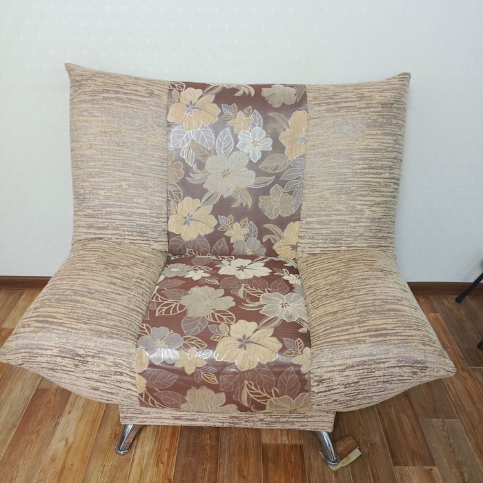 Продам диван-книжка с  двумя креслами