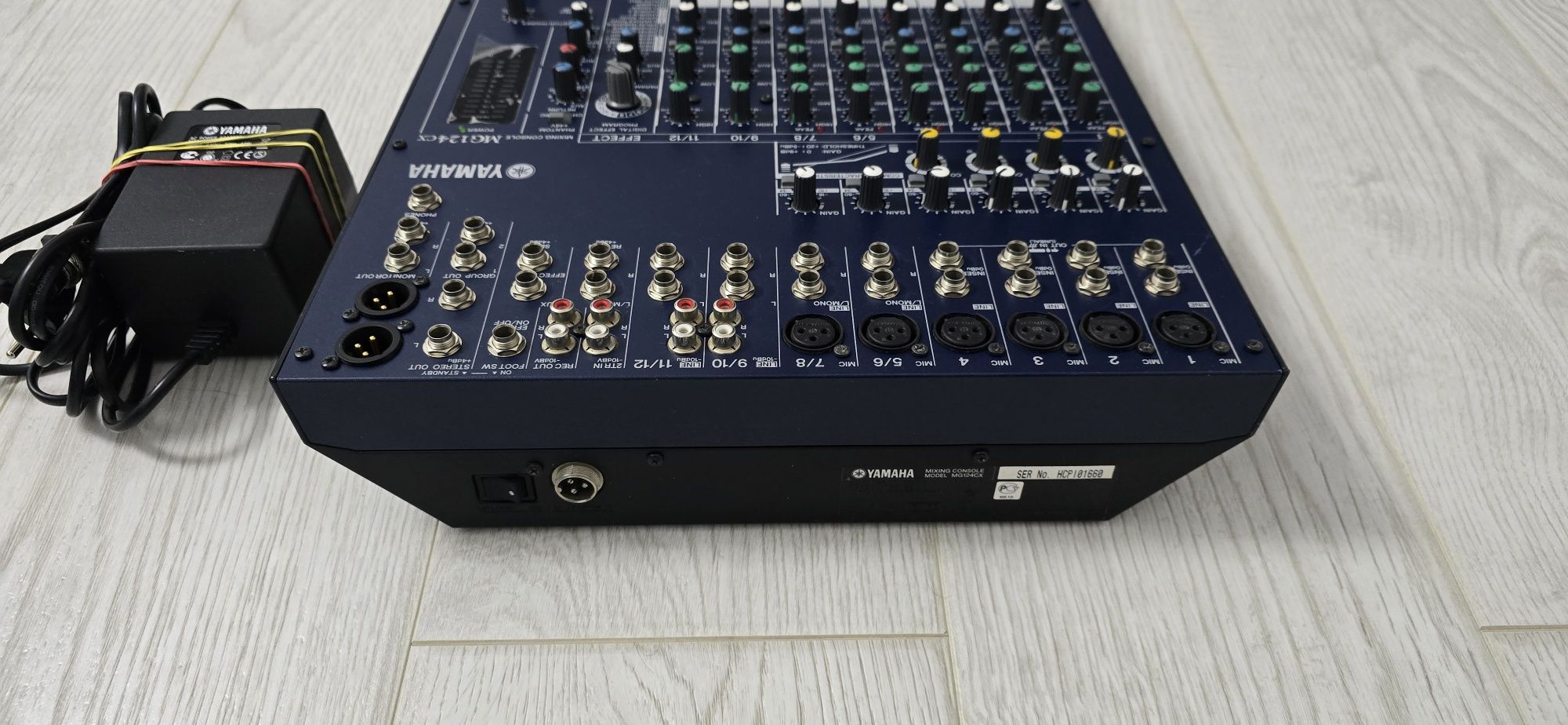 Mixer Yamaha MG124 CX