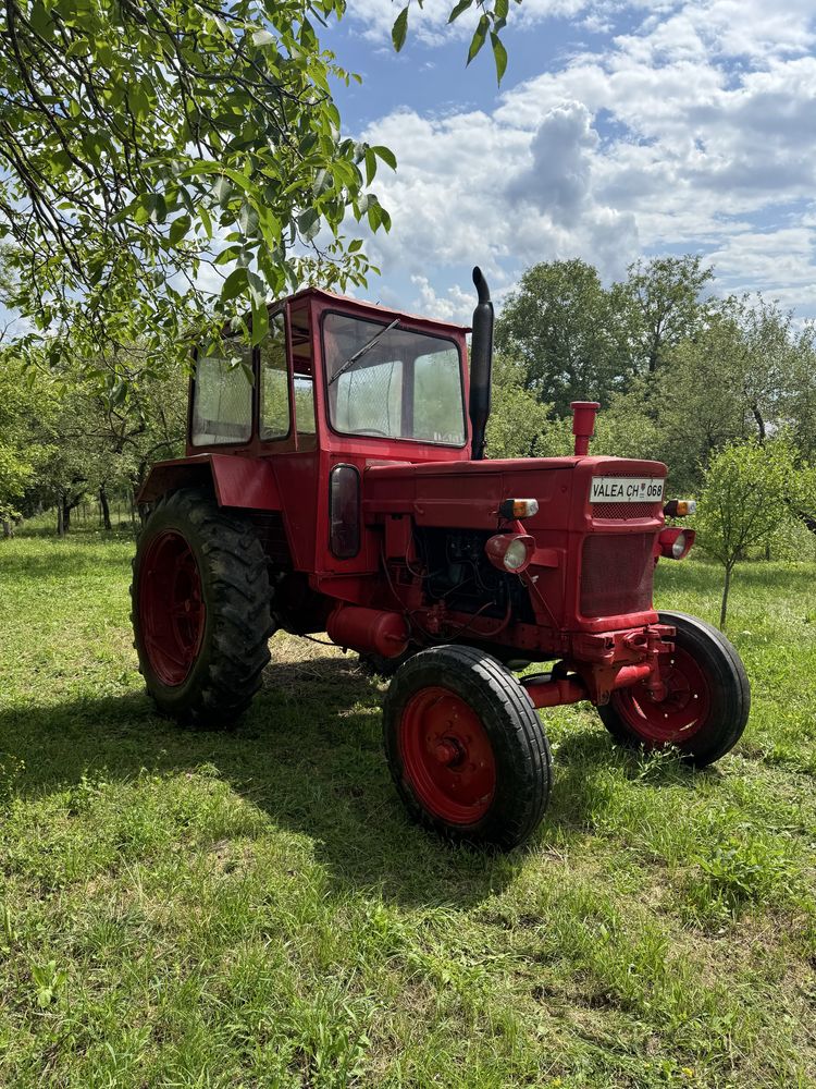 Tractor U650 + remorcă + piese de rezervă – pachet complet, stare bună