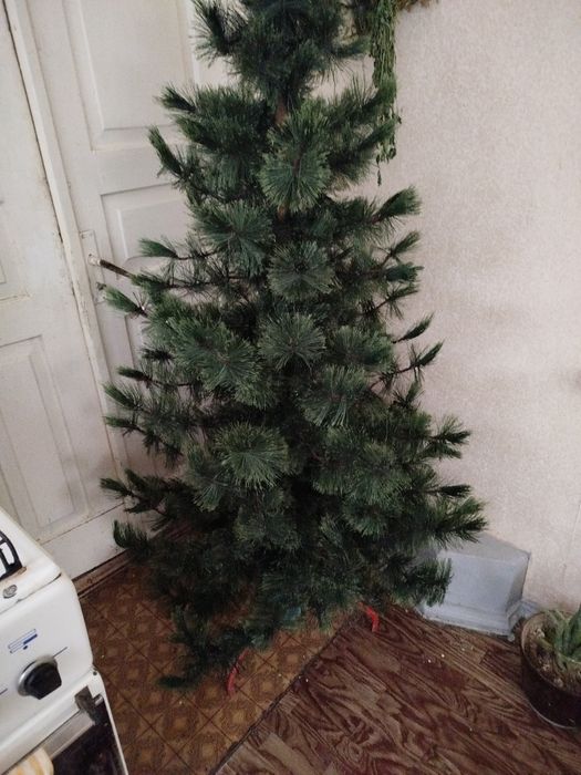 Продается новогодняя ёлка на подставке