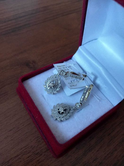 Продам золотые серьги