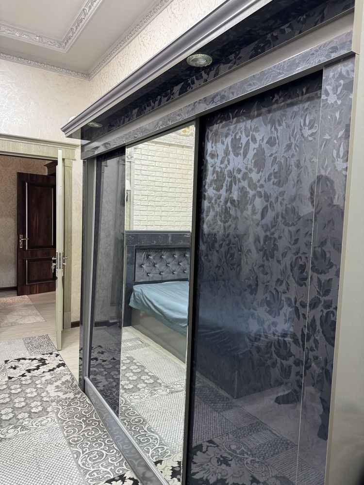 Spalni mebel shkaf trimosi bilan