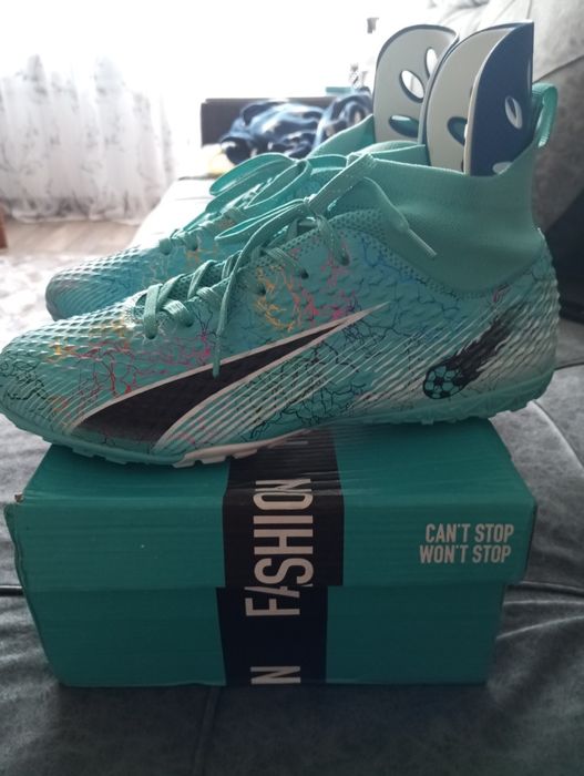 Продам бутсы новые р-р 44