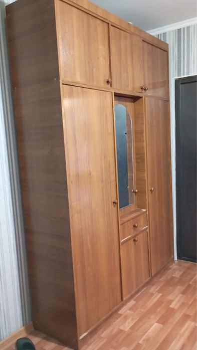 Продам Прихожую в подарок стелаж и зеркало