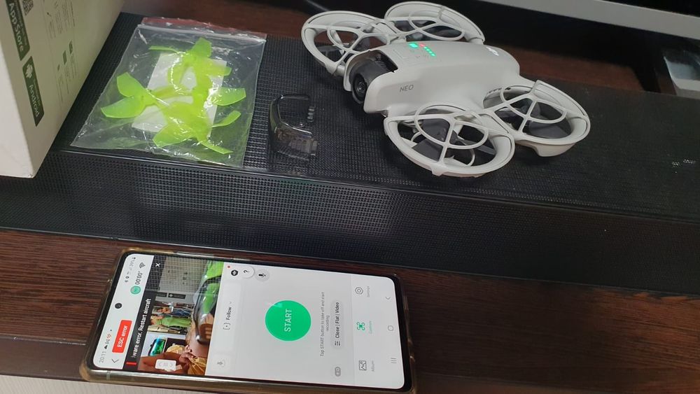 Drona DJI Neo cu acumulator