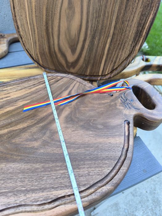 Vand tocator din lemn de nuc