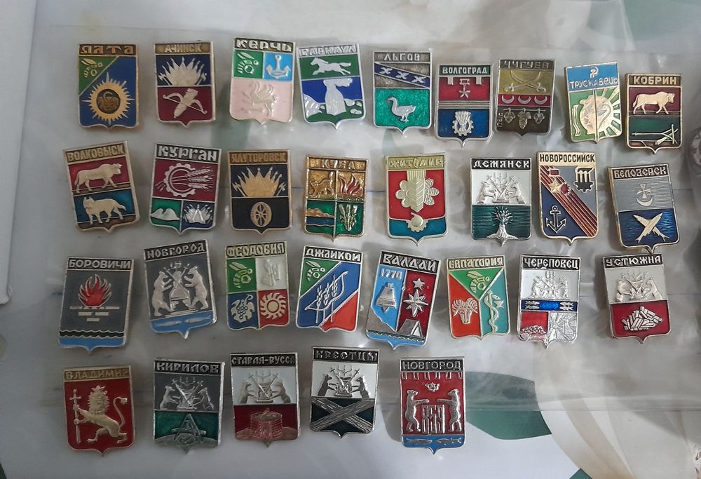 Продаются значки.