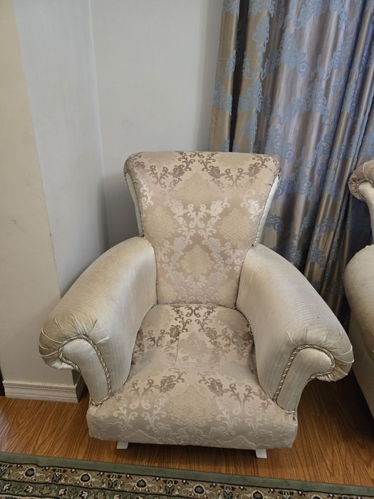 Продам диван с двумя креслами