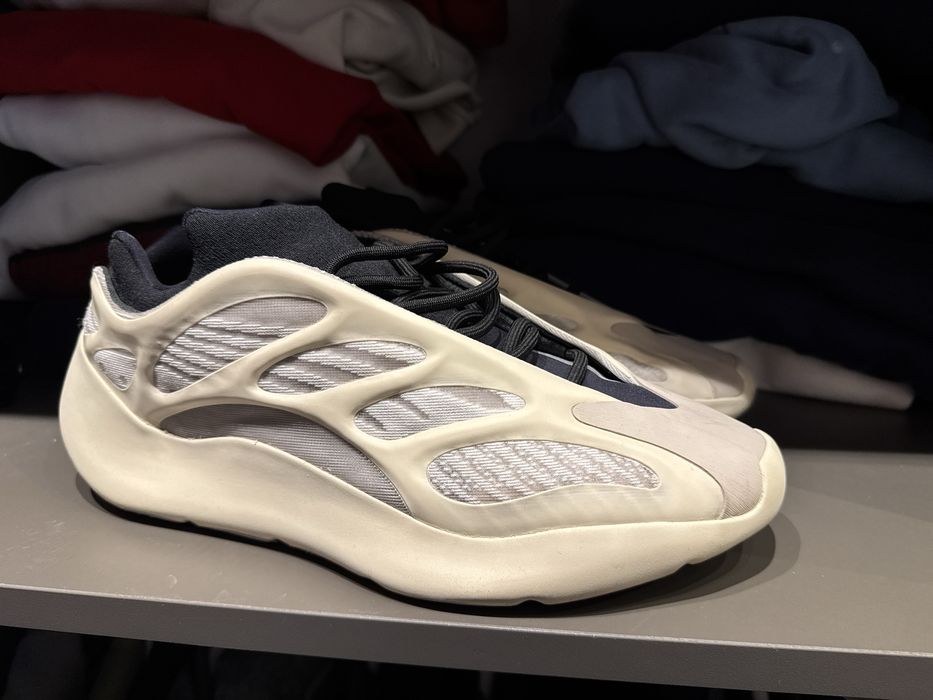 Adidas yeezy 700 V3 46 2/3 azael