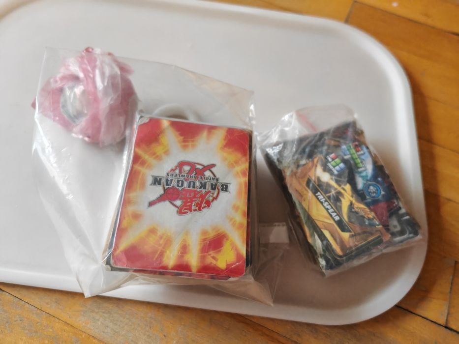 Продавам много бакугани bakugan