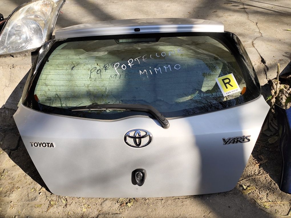 Заден капак и десен калник за toyota yaris от 2005 до 2009