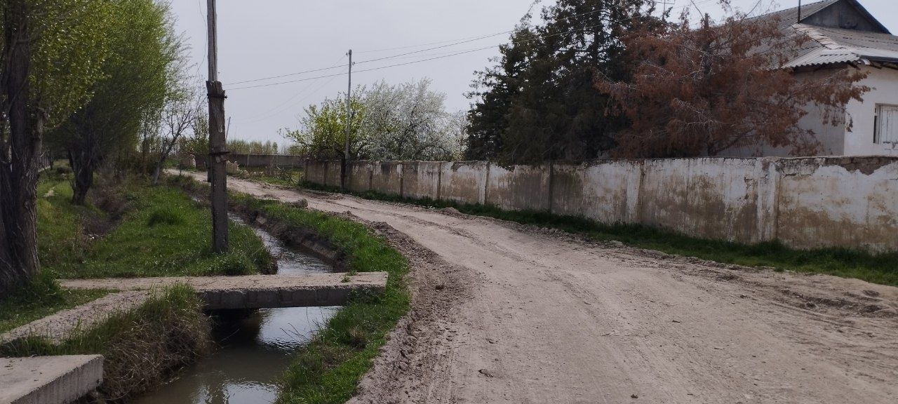 Тошкент вилояти Бука туман марказий шифохонаси орка томонида дача
