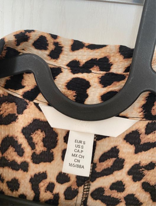 Rochie satinata cu imprimeu animalprint** H&M