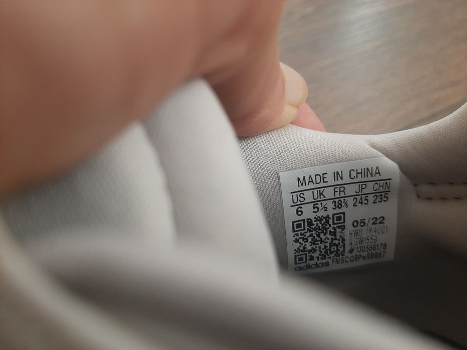 Adidas оригинални маратонки 39 номер