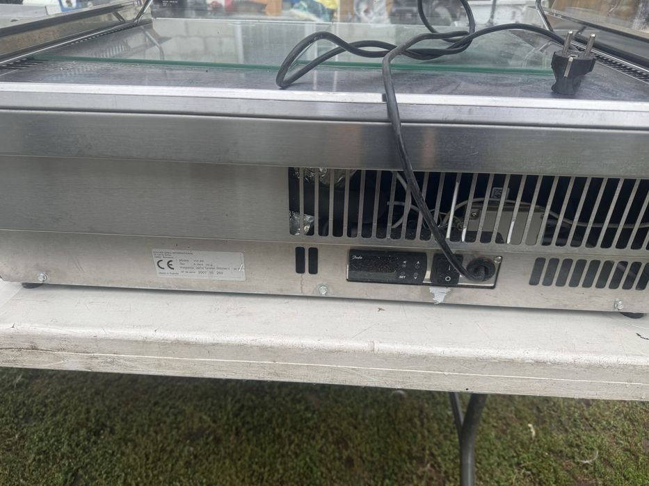 Vitrina rece pentru expunere.