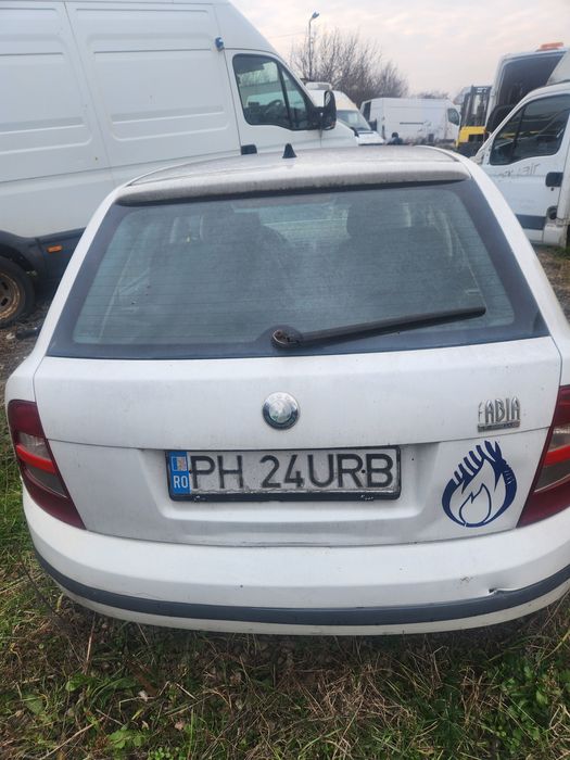 Faruri. Bara. Capotă Skoda Fabia