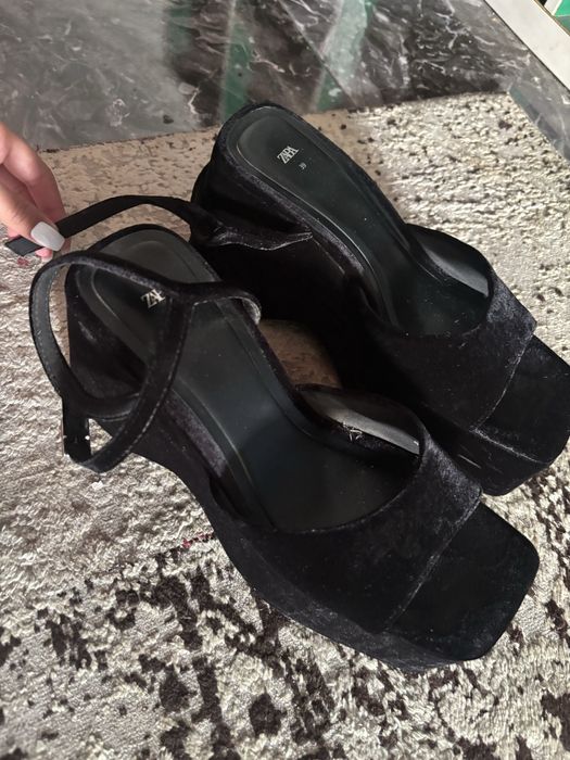 Sandale cu platforma