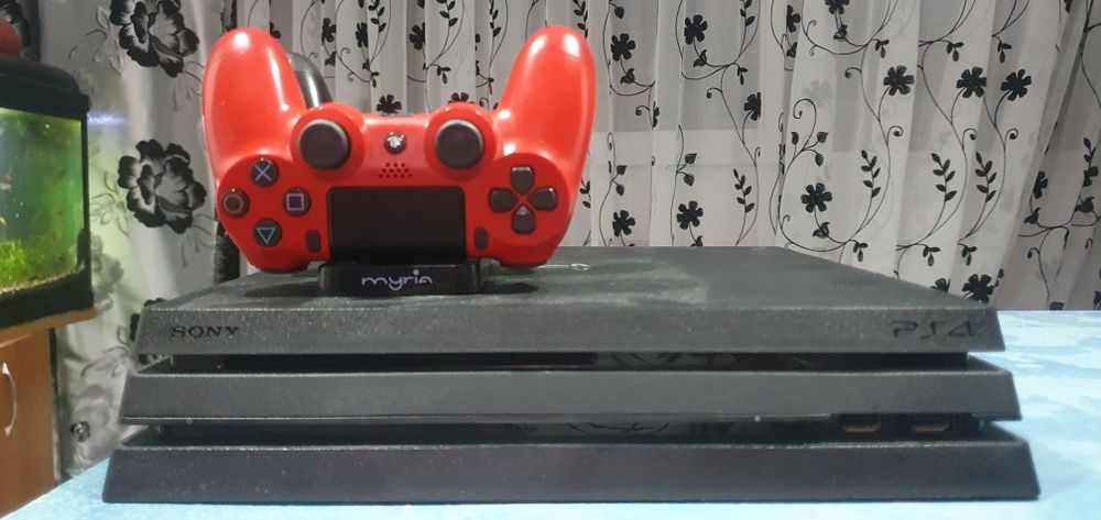 Vând PS4 PRO 1T  în stare impecabila plus jocuri.
