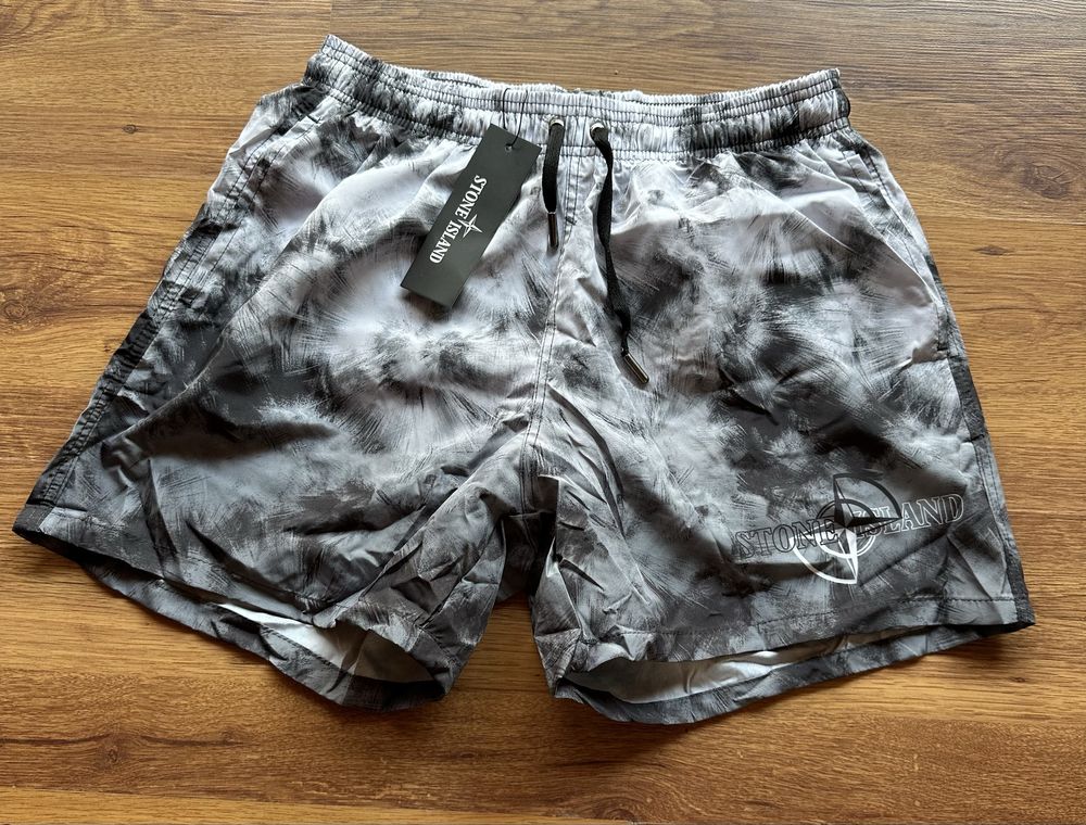 Мъжки,шушлекови шорти Stone Island с мрежеста подплата
