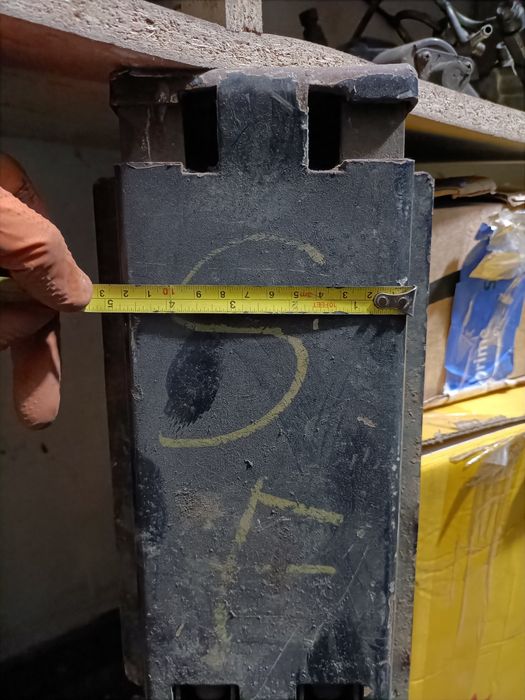 Stâlp pentru benă cu obloane pe mijloc centru