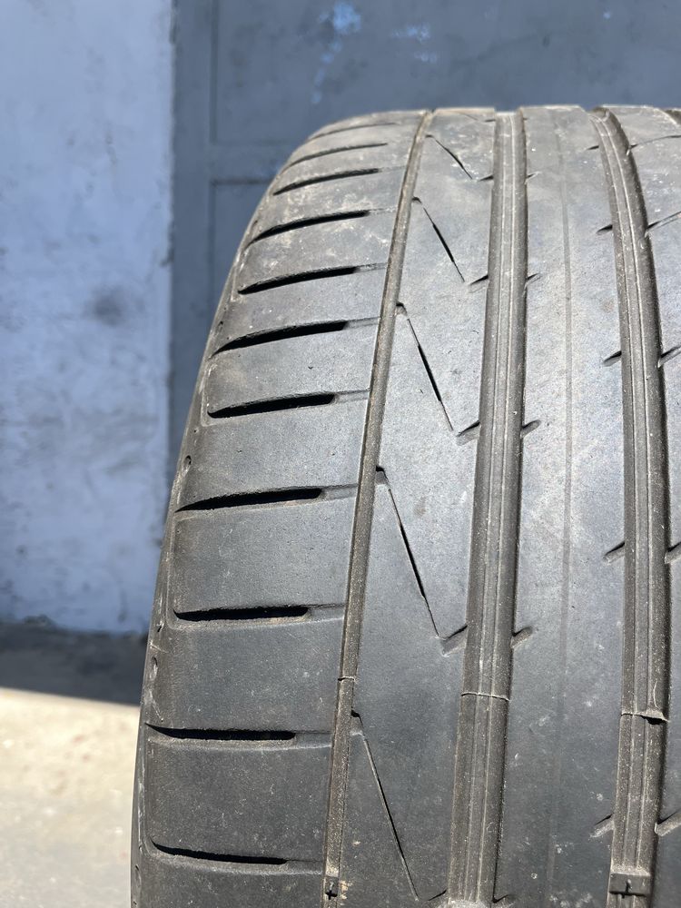 2 бр. летни гуми 245/35/19 Hankook AO DOT 2318 4 mm