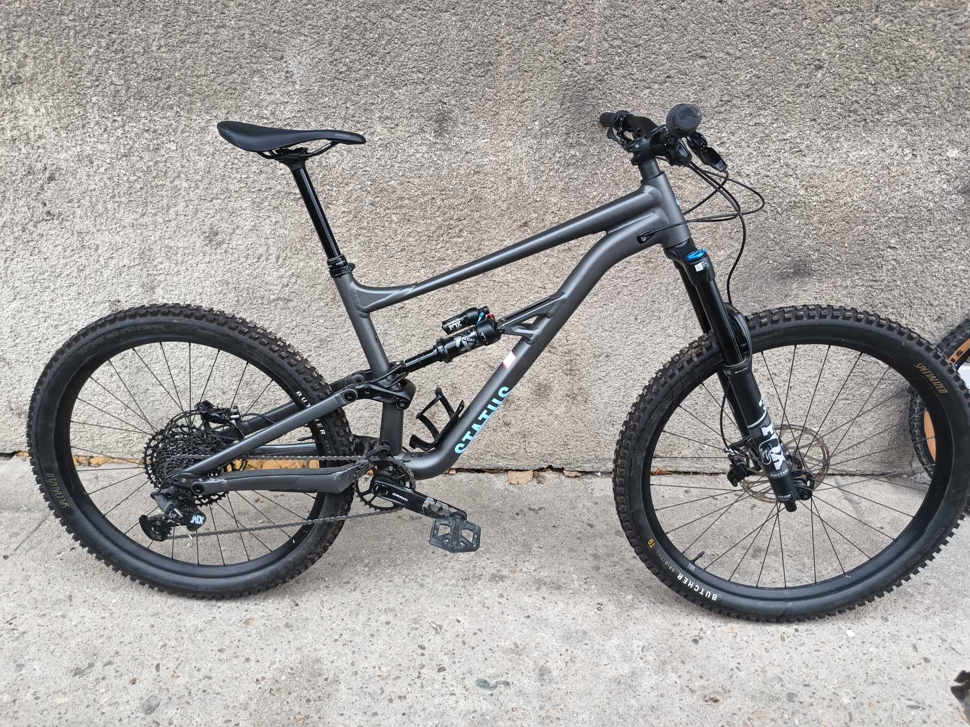 Două biciclete Specialized Status și Trek Slash