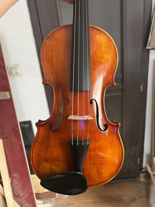 Vând vioara 4/4 model Stradivarius