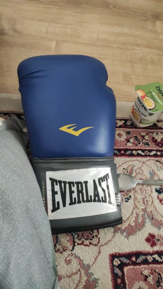 продам перчатки everlast