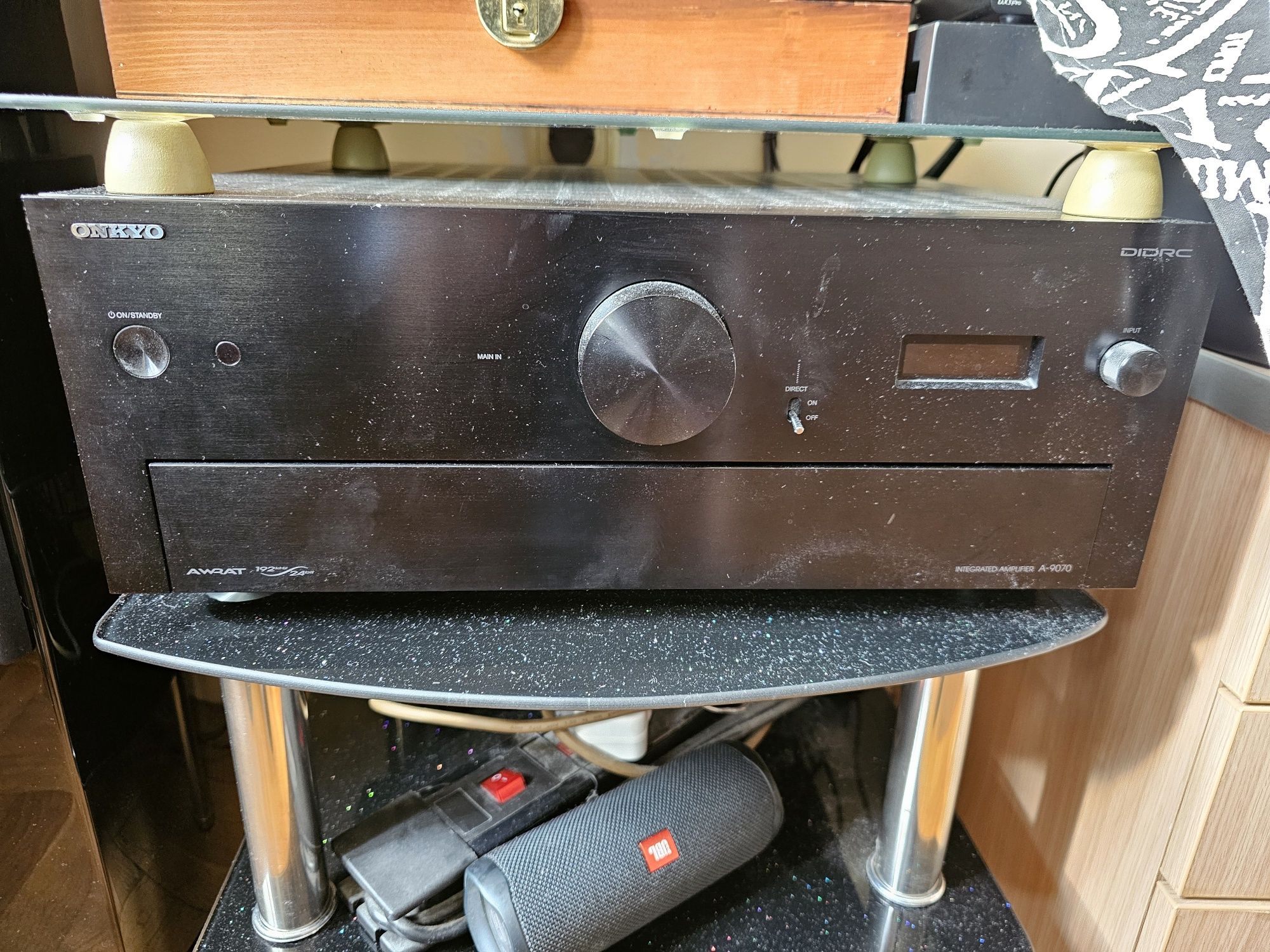 Продавам висок клас усилвател ONKYO -A9070 нов.