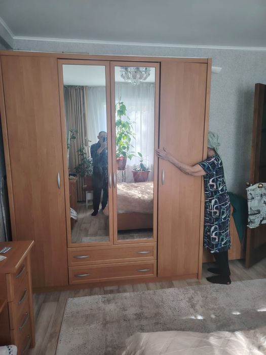 Продам шкаф и тумбу по телевизор